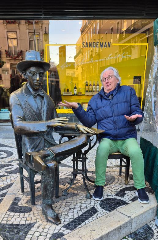 Lissabon, standbeeld van dichter Fernando Pessoa