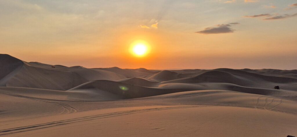 Peru, zonsondergang zandduinen Huacachina